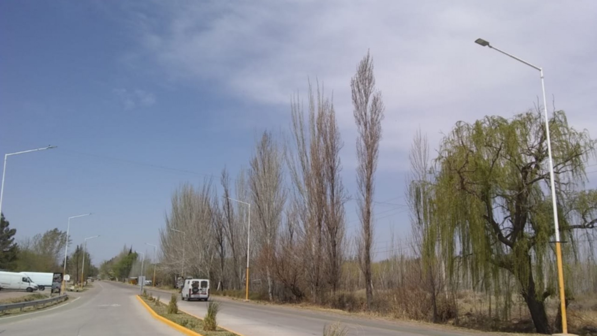 La ruta que va al dique El Carrizal ya tiene luminarias LED
